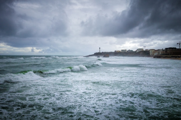 Bord de mer et plage de la ville de Biarritz lors d'une tempête. paysage panoramique