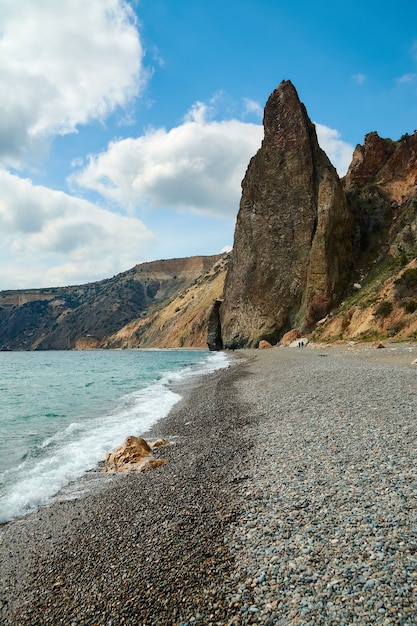 le bord de mer rocheux près du cap fiolent sur la plage de Yashmovy