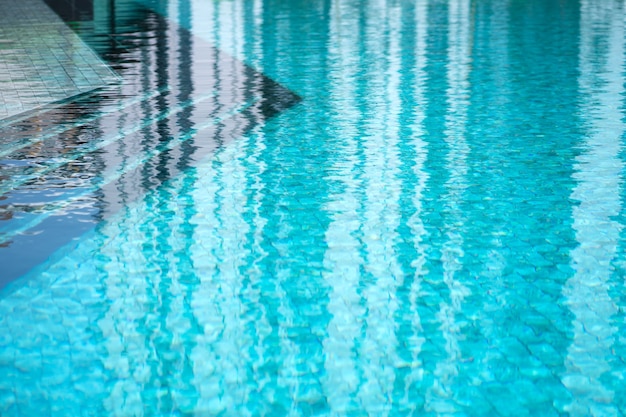 Bord de piscine. L'eau bleue. Piscine dans un complexe résidentiel.