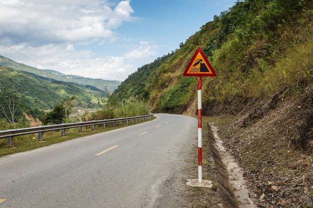 Bord de quai ou de rivière. Panneau routier sur une route de montagne au Vietnam.