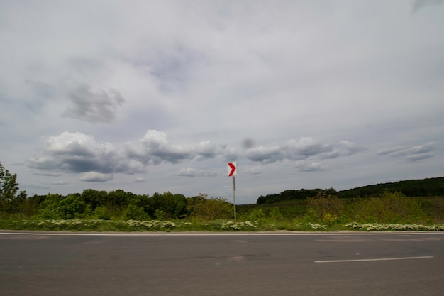 bord de la route et beau ciel nuageux en mouvement depuis la fenêtre de la voiture