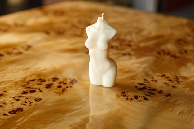 Le bord de la table élégante en bois en noyer massif avec de la résine époxy dans un intérieur élégant