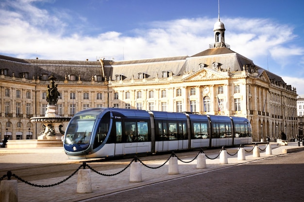 Photo bordeaux , aquitaine / france - 10 17 2019 : tramway de la place de la bourse à bordeaux, france