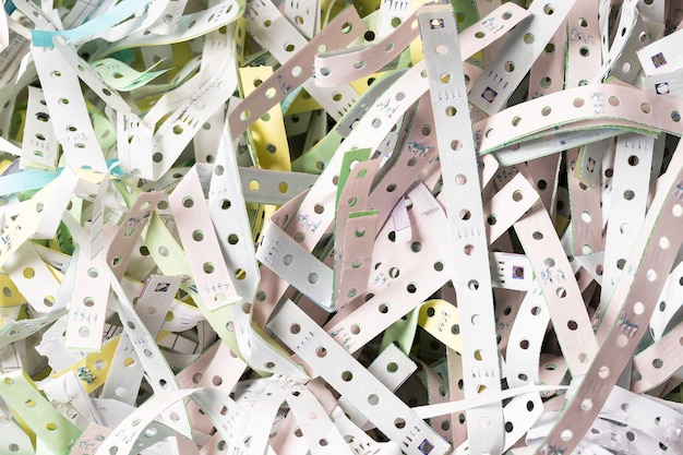 Les bords du papier mis au rebut de la papeterie continue en paravent, recyclés ou réutilisés pour un matériau antichoc