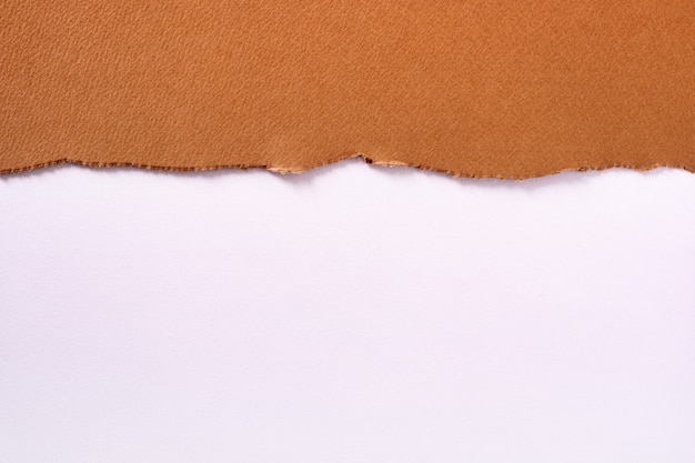 Bordure blanche supérieure du papier brun déchiré