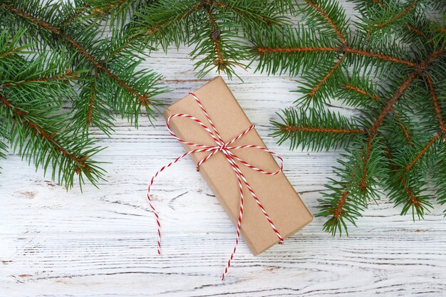 Bordure de cadeau de Noël avec des branches sur un bois rustique