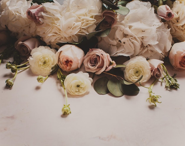 Bordure de fleurs fragily de mariage élégant. Conception de vacances avec espace de copie