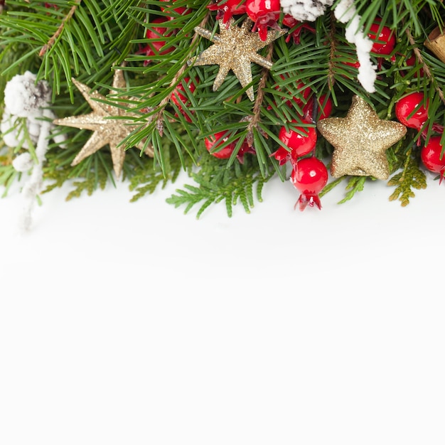 Bordure De Fond De Noël Avec Espace De Copie Rameau D'arbre De Noël Vert Baie Rouge Et Décoration Du Nouvel An Sur Fond Blanc