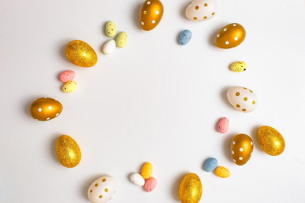 Bordure inférieure d'oeufs de Pâques sur un fond de bannière blanc doux