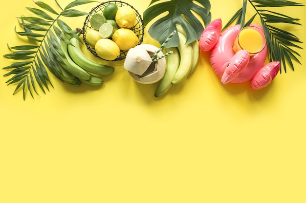 Bordure tropicale de cocktail dans la noix de coco, les fruits, la banane et les feuilles des palmiers sur jaune. Visite détox.