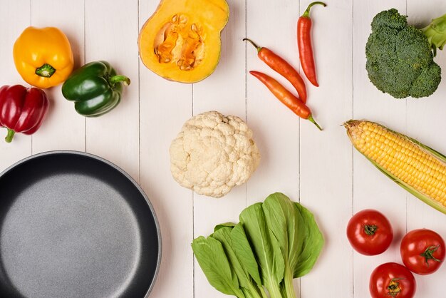 Bordure vintage de légumes et d'épices et poêle vide