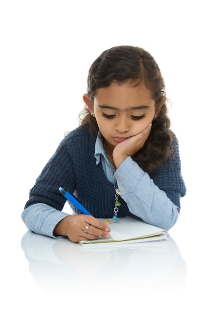 Bored Young Girl écrit ses devoirs