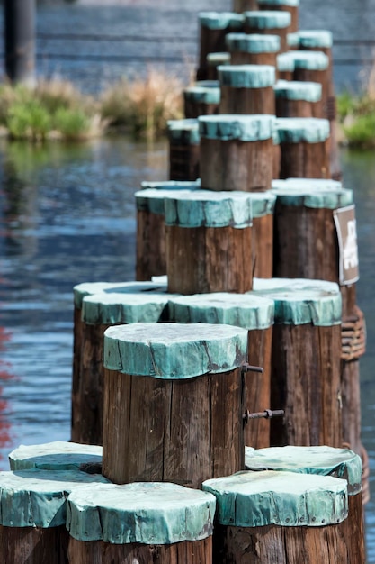 Borne en bois dans le port de Baltimore