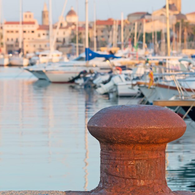 Borne rouillée dans le port d'Alghero