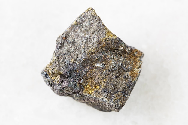 Bornite non polie avec roche de Chalcopyrite sur blanc
