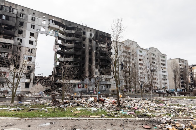 BORODYANKA UKRAINE AVR 06 2022 Guerre en Ukraine Chaos et dévastation dans les rues de Borodyanka à la suite de l'attaque des envahisseurs russes