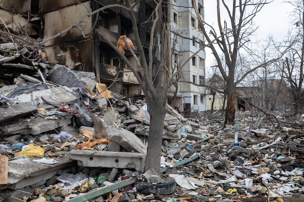 BORODYANKA UKRAINE AVR 06 2022 Guerre en Ukraine Chaos et dévastation dans les rues de Borodyanka à la suite de l'attaque des envahisseurs russes