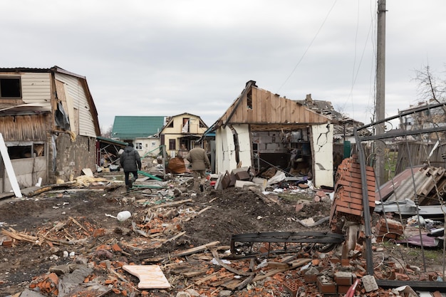 BORODYANKA UKRAINE AVR 06 2022 Guerre en Ukraine Chaos et dévastation dans les rues de Borodyanka à la suite de l'attaque des envahisseurs russes