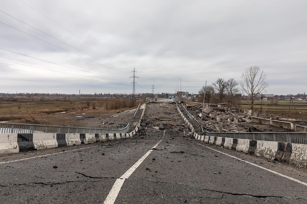 BORODYANKA UKRAINE AVR 06 2022 Guerre en Ukraine Pont explosé à l'entrée de Borodianka à la suite de l'attaque des envahisseurs russes