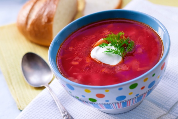 Borsch - soupe traditionnelle de betteraves et de choux ukrainienne