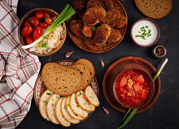 Photo bortsch russe traditionnel ukrainien ou soupe rouge avec de délicieuses escalopes de viande juteuses