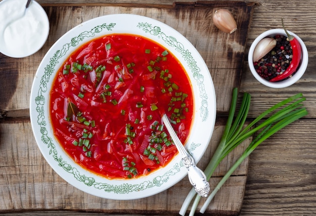 Bortsch de soupe de betterave rouge végétarienne traditionnelle ukrainienne avec crème sure