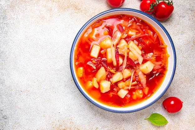 bortsch soupe de légumes rouges betterave, chou, tomate, oignon repas sain collation alimentaire sur la table