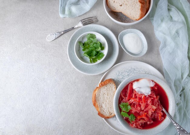 Bortsch Soupe rouge aux betteraves, pommes de terre au chou et crème sure