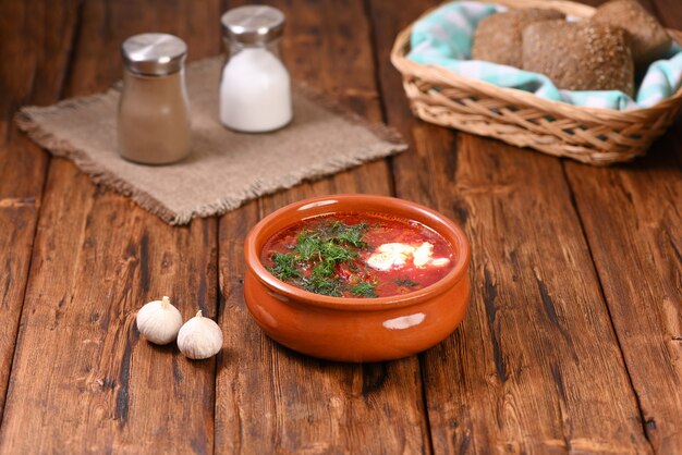 Bortsch De Soupe Rouge Russe Avec Crème Sure Et Aneth En Plaque D'argile