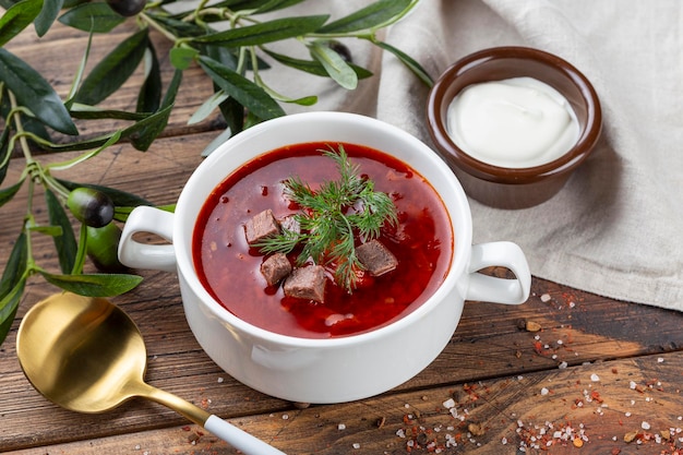 Bortsch Soupe russe ukrainienne traditionnelle sur fond de bois