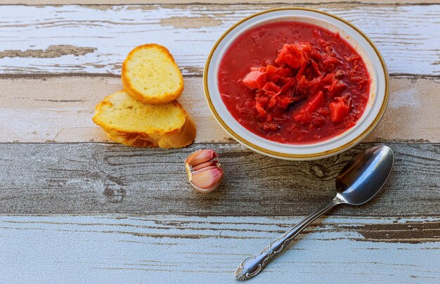 Bortsch ukrainien traditionnel avec de la crème sure cru végétarien végétalien ukrainien végétalien