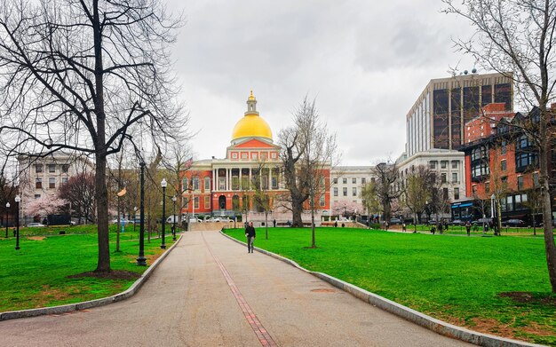 Boston, États-Unis - 27 avril 2015 : Bibliothèque d'État du Massachusetts au parc public Boston Common, centre-ville de Boston, MA, États-Unis. Les gens en arrière-plan