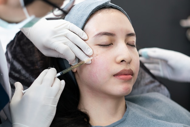 Botox, injection de remplissage pour visage féminin asiatique