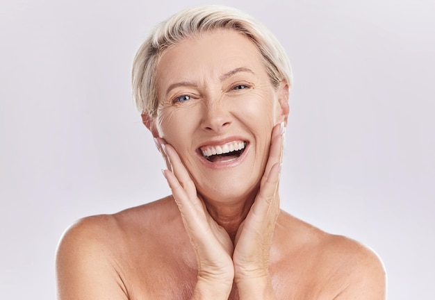 Botox ménopause et femme anti-âge en soins de beauté ou lavage du visage portrait dans un studio Chirurgie plastique dermatologie ou cosmétique mannequin senior avec un sourire touchant sa peau d'apparence naturelle