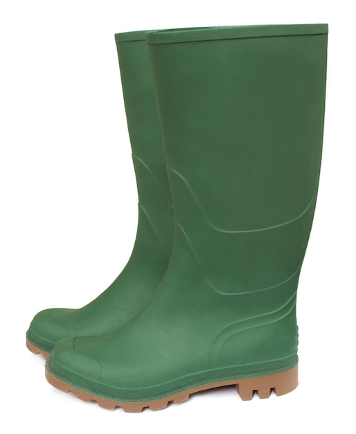 Botte en caoutchouc vert sur fond blanc