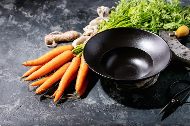 Photo botte de carottes fraîches avec des feuilles vertes