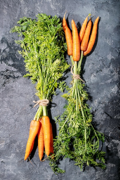 Botte de carottes fraîches avec des feuilles vertes