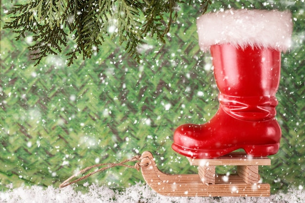 Botte de Noël rouge sur un traîneau. Surface de noël