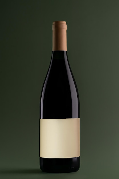 Botte de vin rouge en blanc avec une maquette sur fond vert Concept de boisson alcoolisée et de publicité du produit