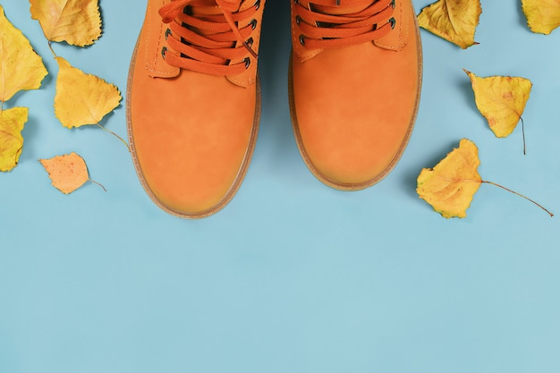 Bottes d'automne mens brun orange sur pastel gris. Vue de dessus, espace de copie.