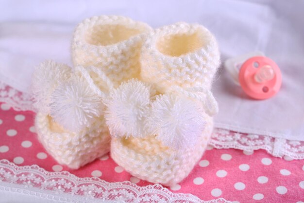 Bottes bébé blanc sur tissu libre