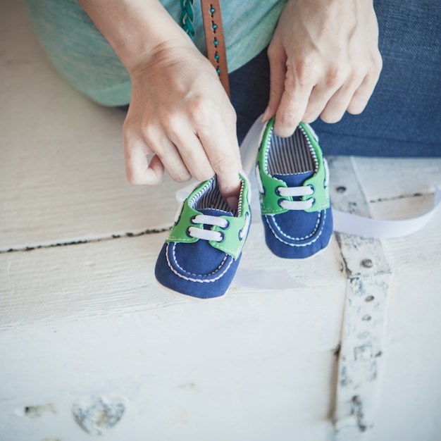 Bottes de bébé dans les mains