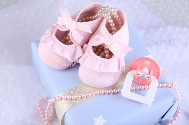 Bottes bébé rose avec gros plan cadeau