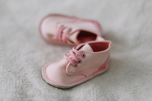 bottes de bébé rose isolées avec espace de copie