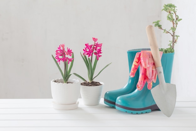 Bottes en caoutchouc et fleurs de printemps sur fond blanc