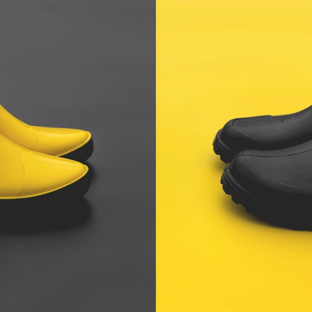 Des bottes en caoutchouc jaune pour femmes sur fond noir et des bottes en caoutchouc noir pour hommes sur fond jaune se font face.