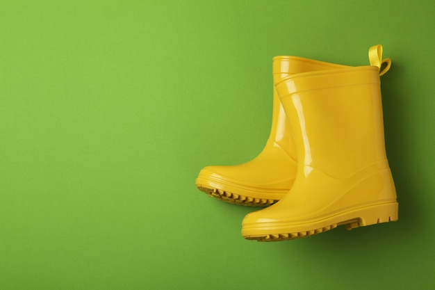 Bottes en caoutchouc pour le jardinage sur fond vert