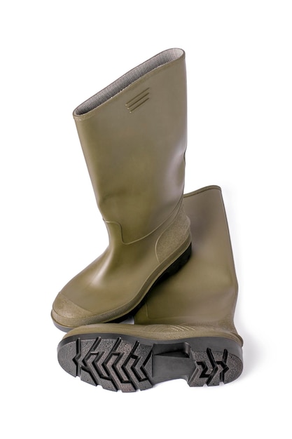 Bottes en caoutchouc vert sur fond blanc isolé