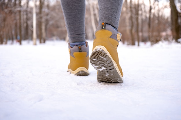 Bottes chaudes pour femmes pour la randonnée sur neige en hiver. fermer