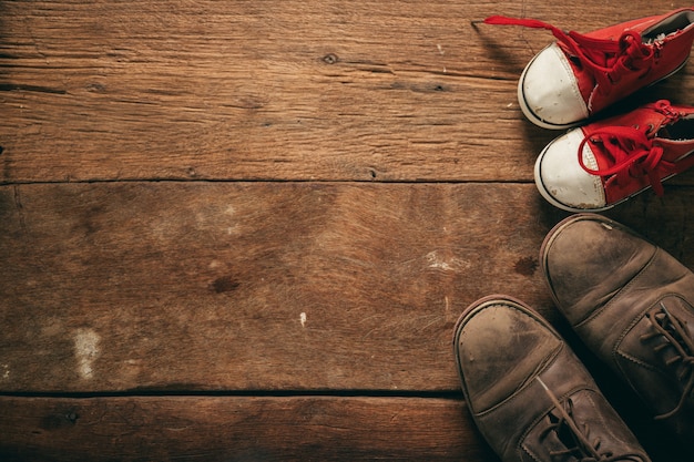 Photo bottes et chaussures de bébé du père, concept de fête des pères